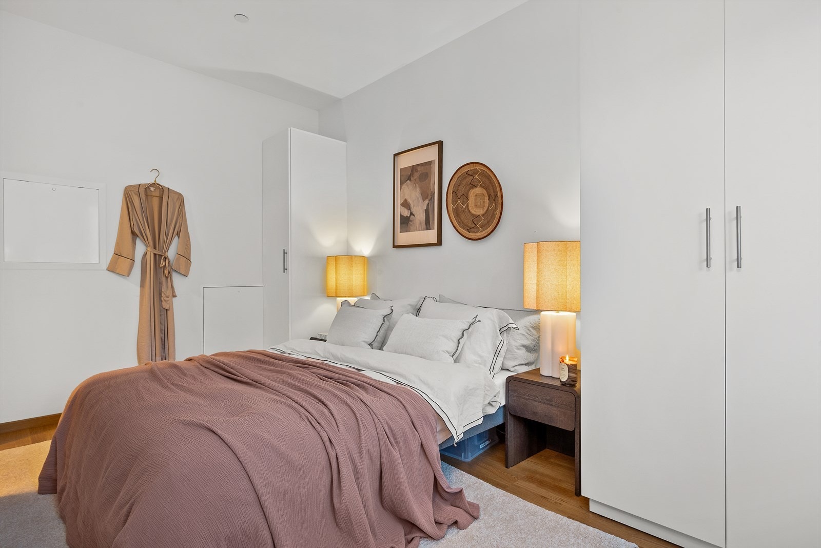 På hovedsoverommet er det mye oppbevaring i to skap montert på hver sin side av den avsatte plassen for dobbeltseng. Galleribilde