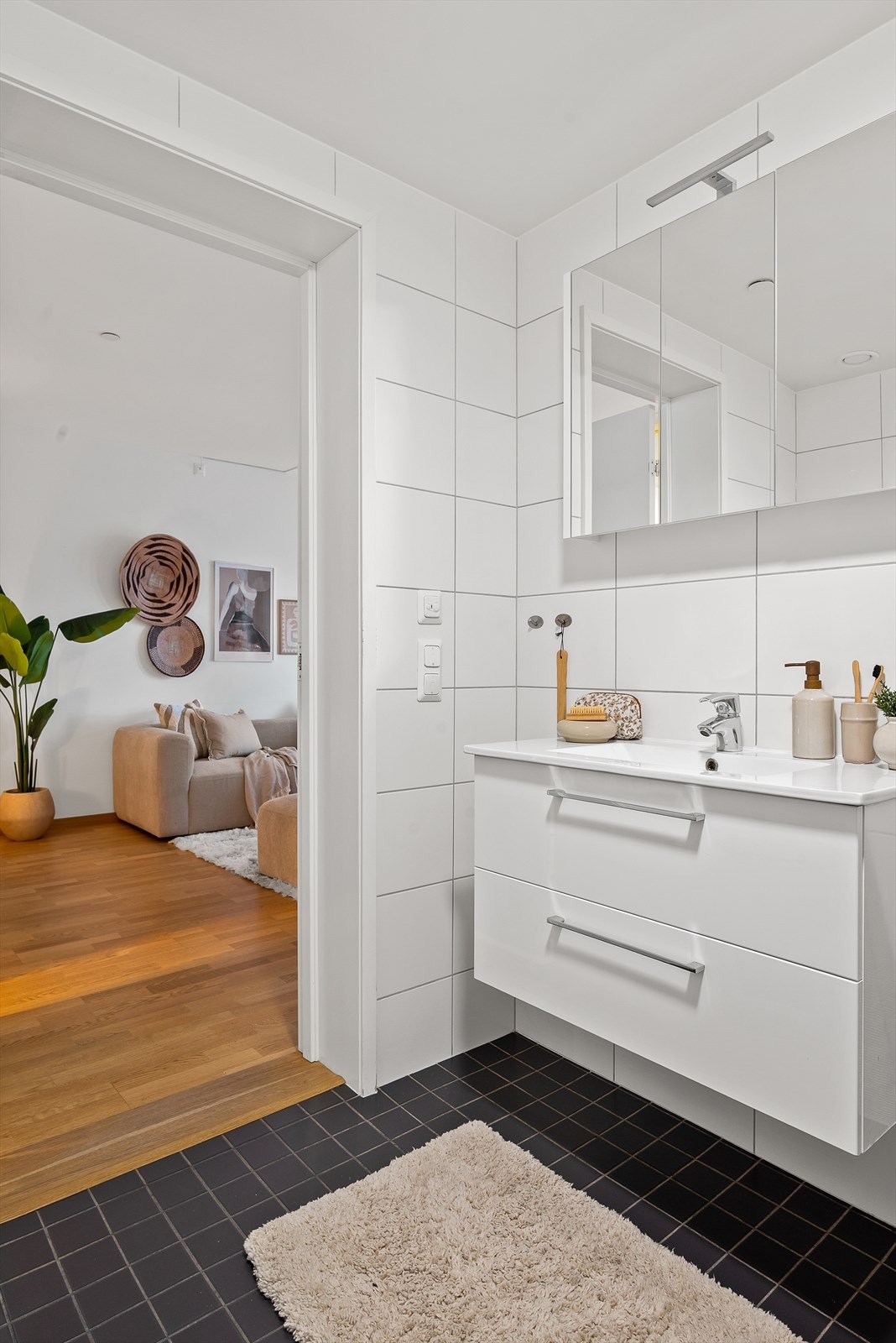 Badet er stilrent innredet med delikate fliser i ulike størrelser. Galleribilde