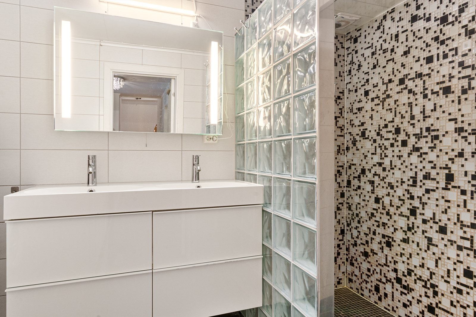 Flislagt bad med dusjnisje. Varmekabler i gulv Galleribilde