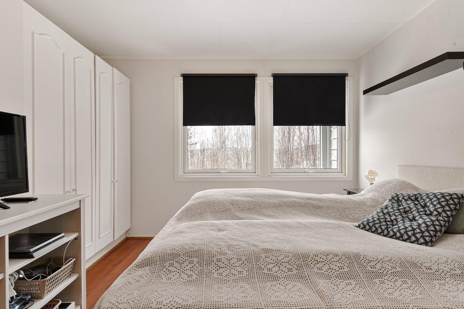 Soverom 1 med flere garderobeskap Galleribilde