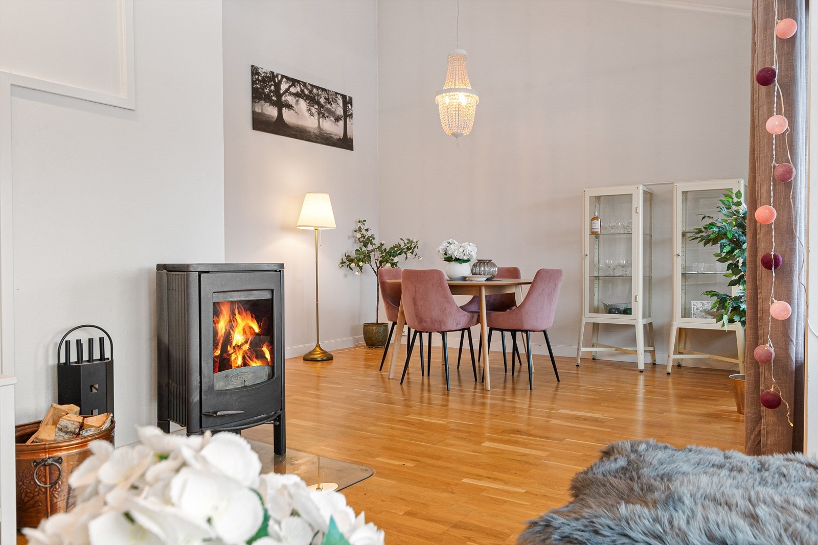 Hyggelig stue med vedovn og høyt under taket Galleribilde