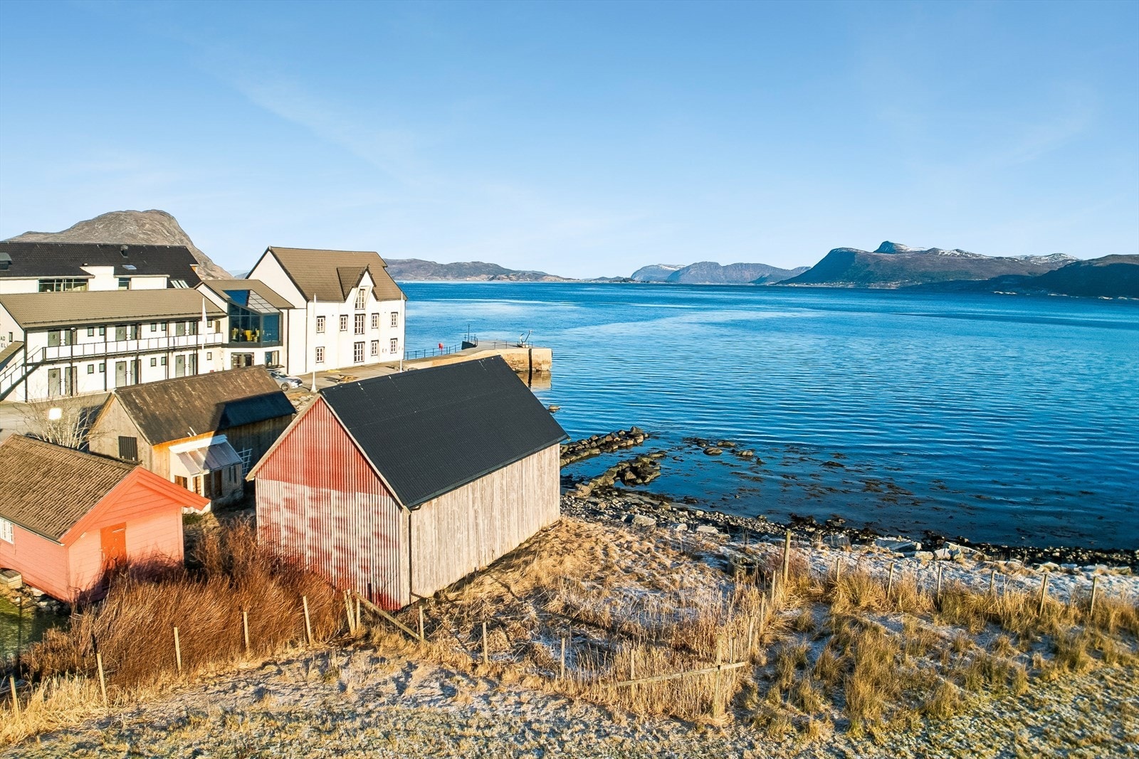 Til eiendommen følger også en nausttomt som ligger ved siden av naustet på bildet. Ca 130kvm Galleribilde