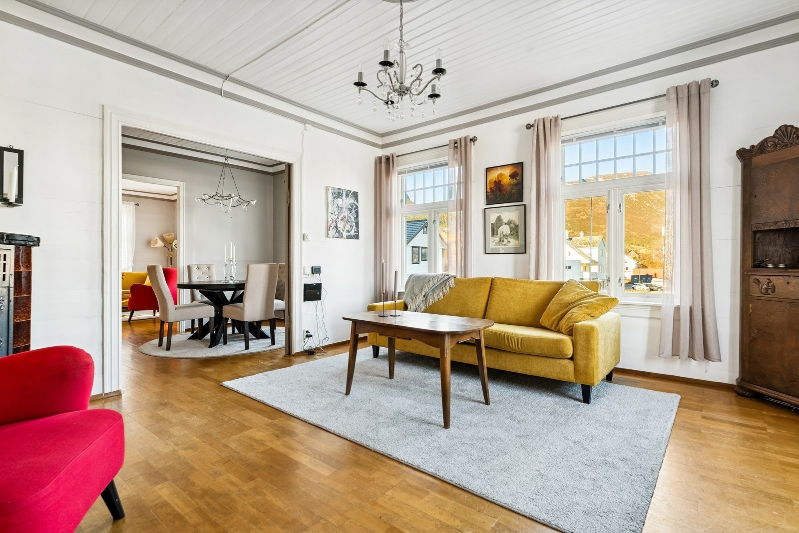 Mange store vinduer som gir rikelig med innslipp av naturlig lys Galleribilde