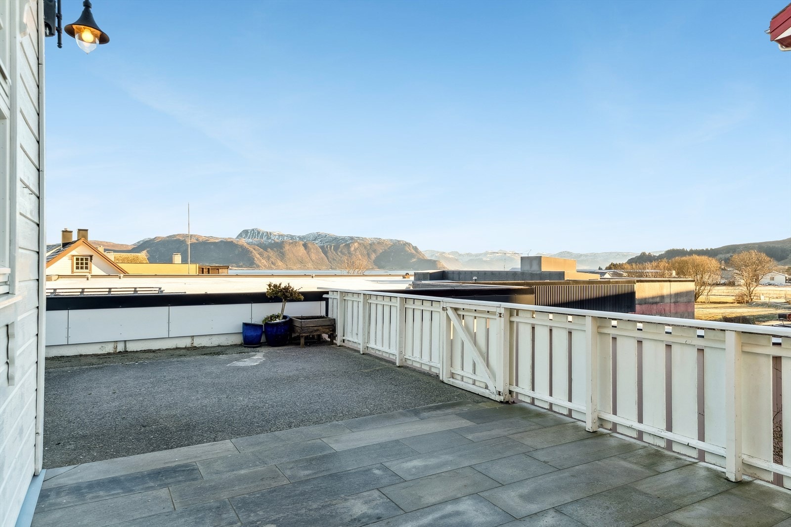 Terrasse med gode solforhold ved inngangspartiet til boligens hoveddel Galleribilde