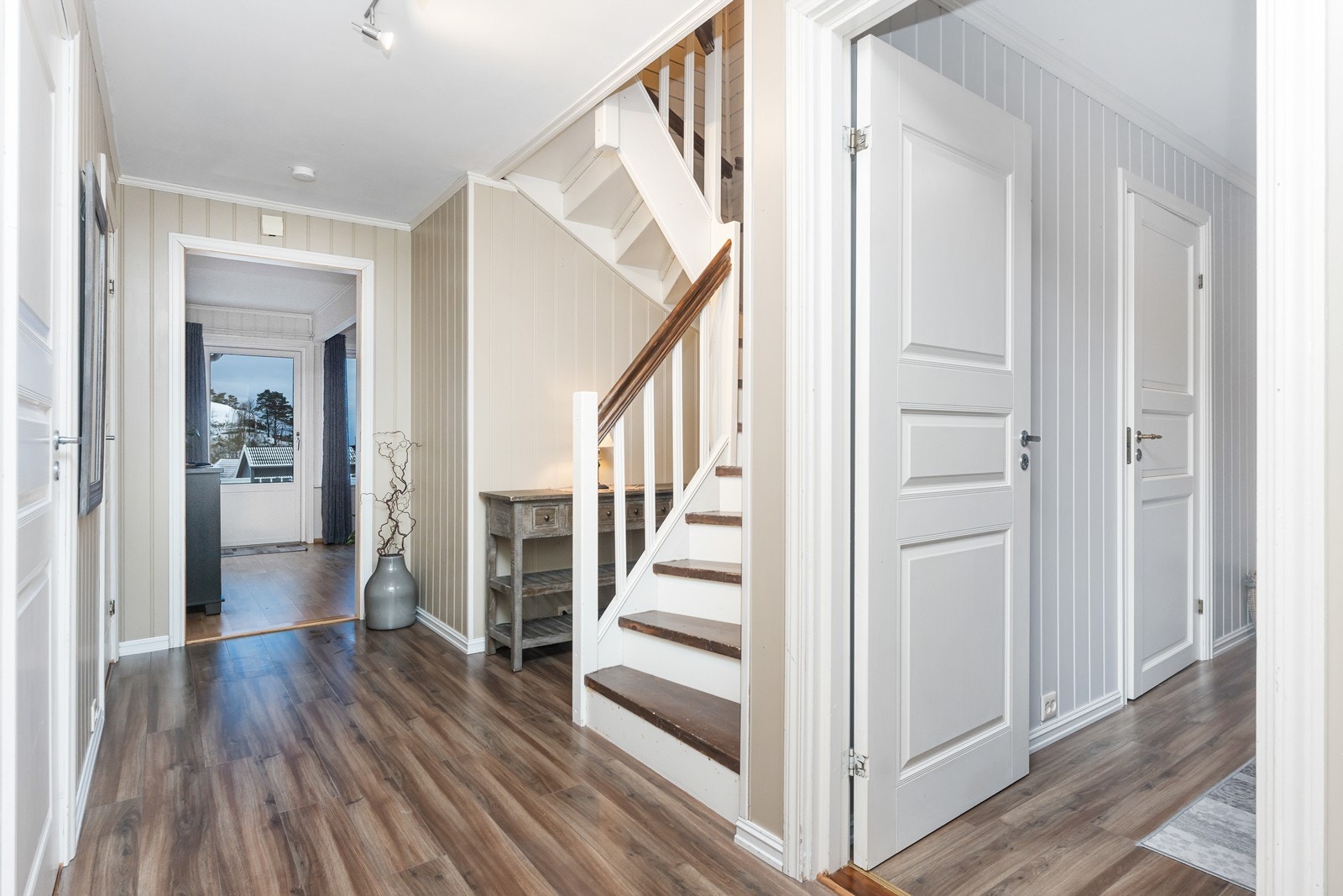 1.etasje inneholder: gang, to sov, vaskerom, bad, stue og kjøkken. Galleribilde