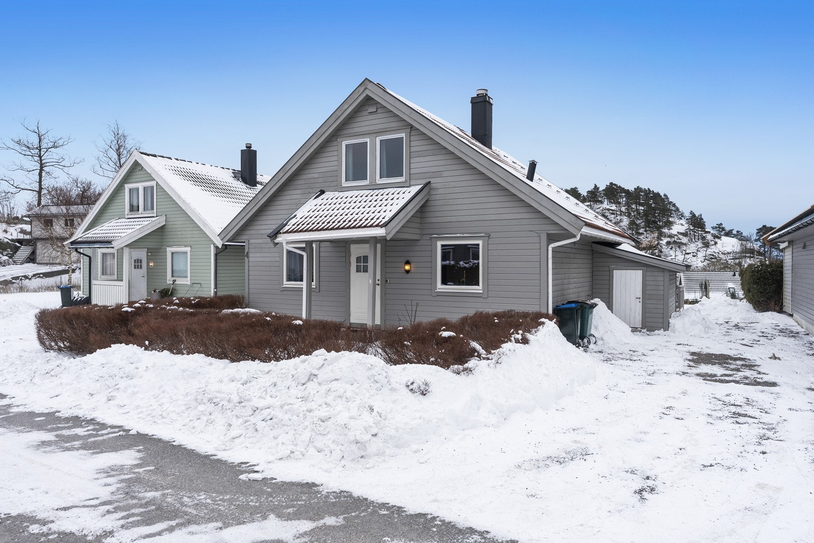 Enkel adkomst og parkering på tomten. Galleribilde