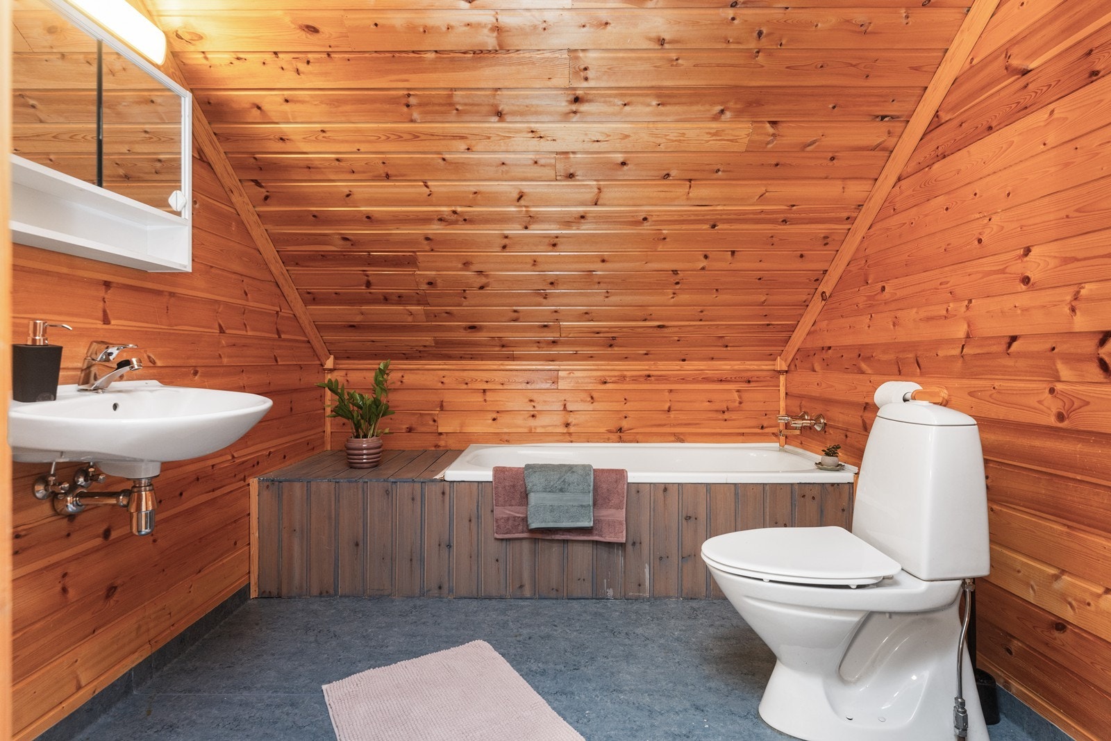 Bad i loftsetasjen. Galleribilde