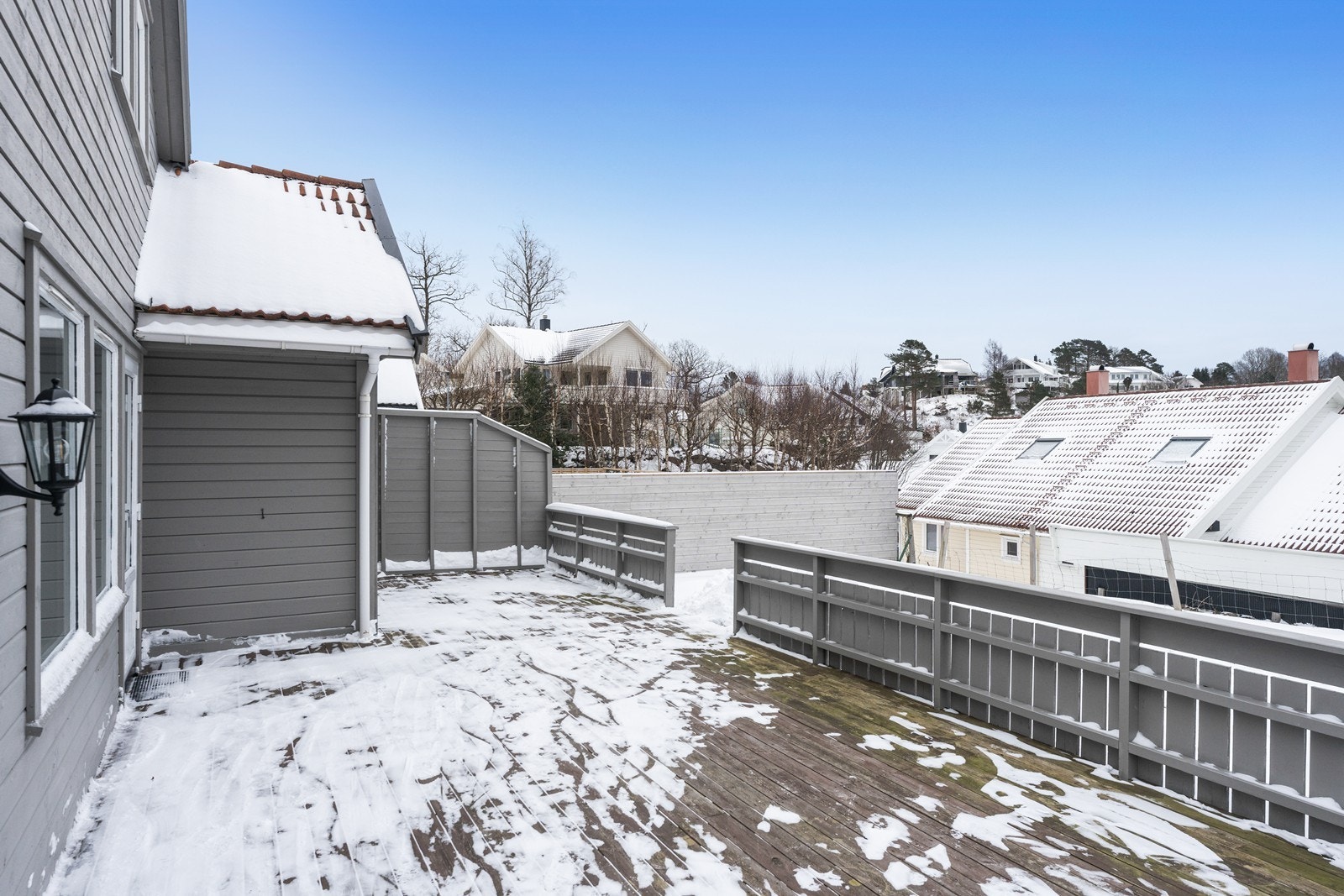 Delvis terrasse og delvis plen. Galleribilde