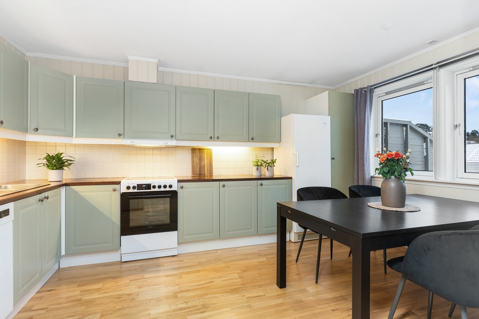 Hyggelig kjøkken med god plass. Galleribilde