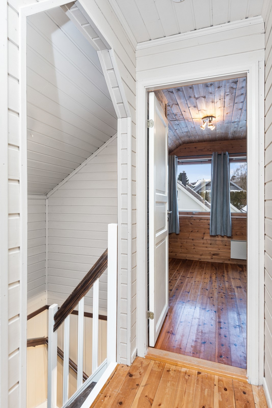 Loftetasjen har to soverom, bad og bod. Galleribilde