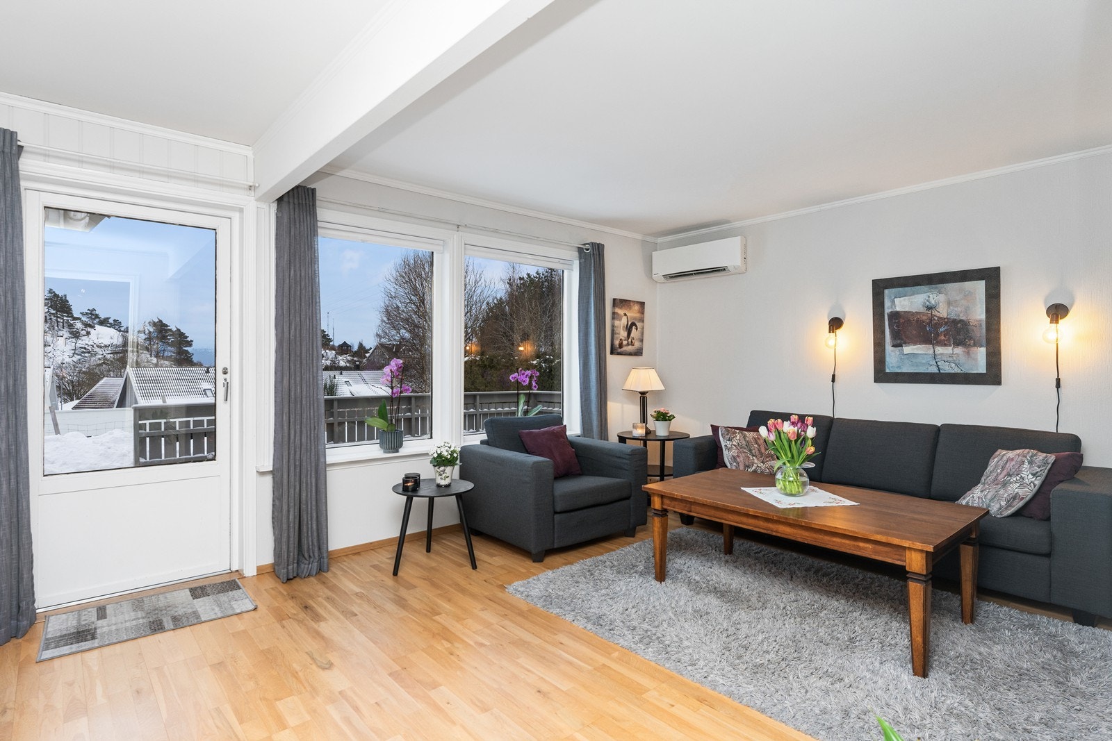 Stuen er lys og hyggelig med utgang til hagen. Galleribilde