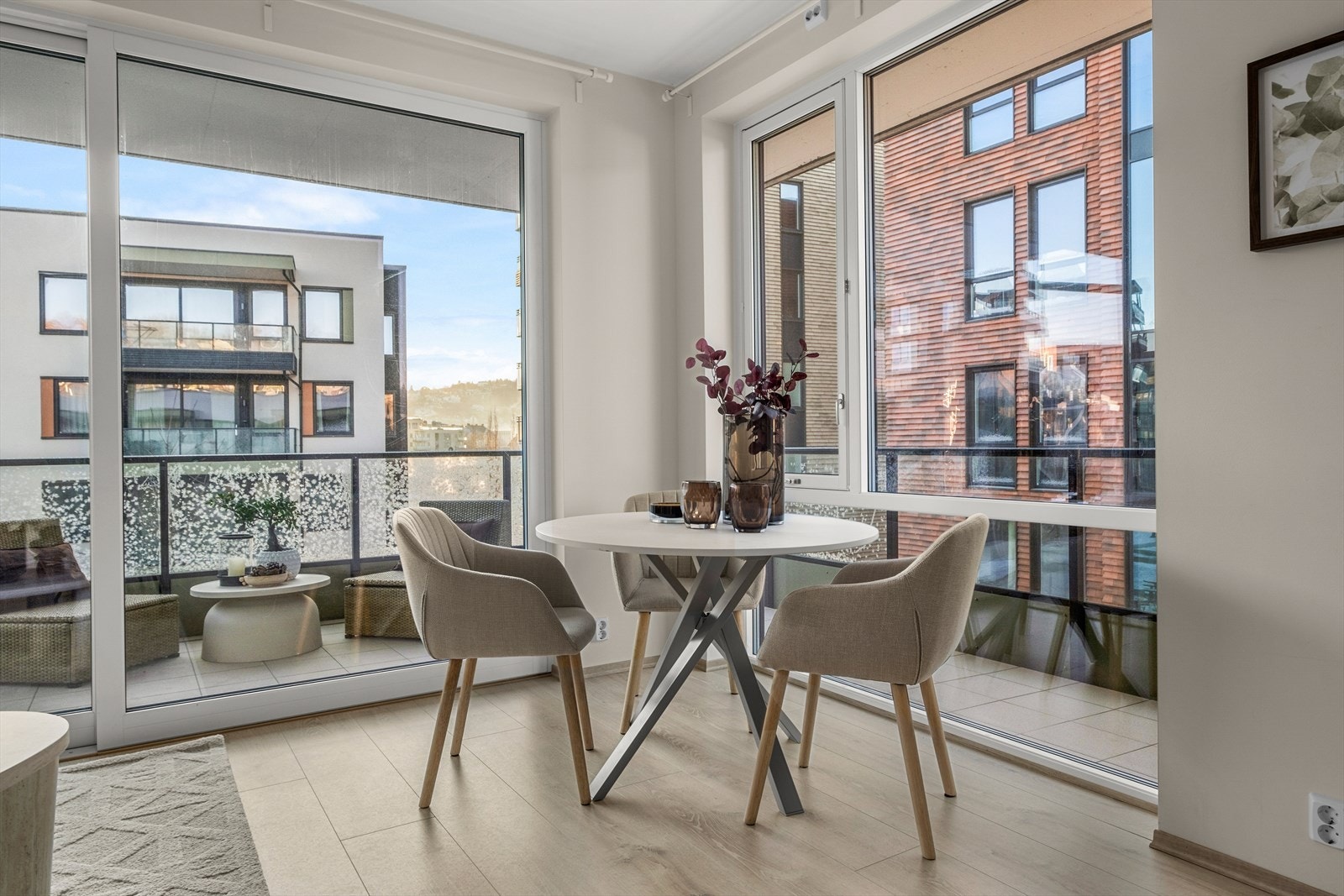 I hjørnet mot de flotte vinduene passer det ypperlig til spisebord Galleribilde