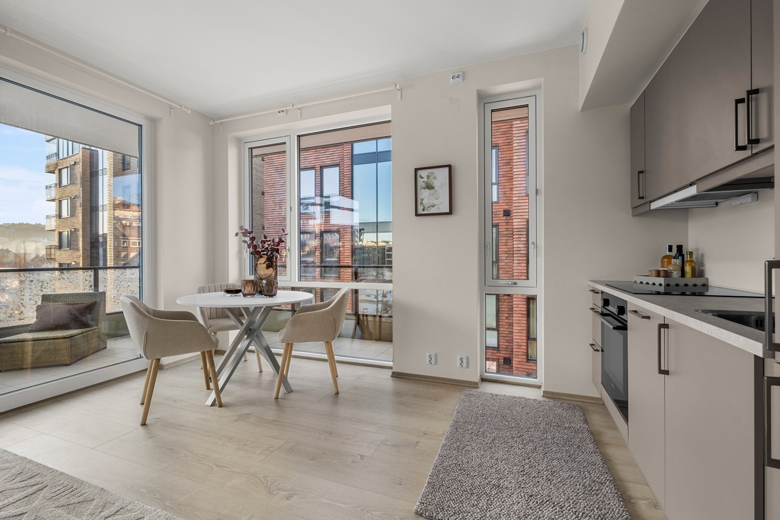 Leiligheten har en gjennomtenkt planløsning med romslige soverom og flotte oppholdsarealer. Galleribilde