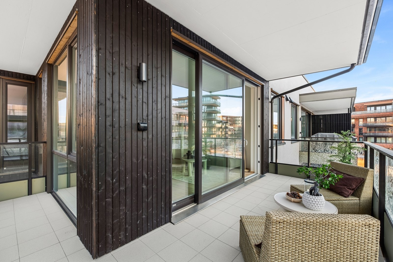 Balkongen møbleres etter eget ønske. Her får du gode solfohold! Galleribilde