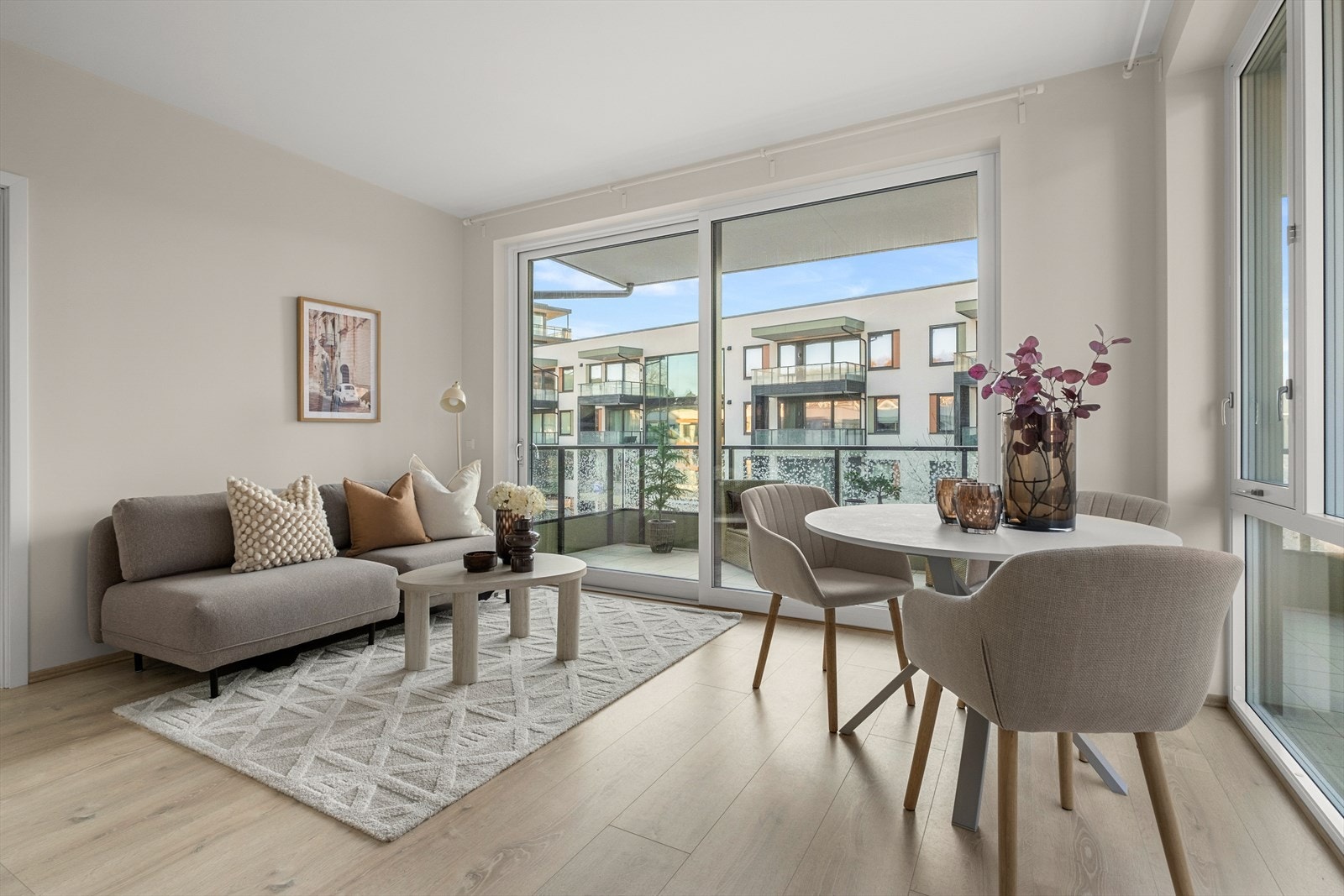 Stilren topp- og hjørneleilighet fra 2023! Beliggenheten gir en fantastisk lys leilighet med store flotte vinduer og god takhøyde Galleribilde