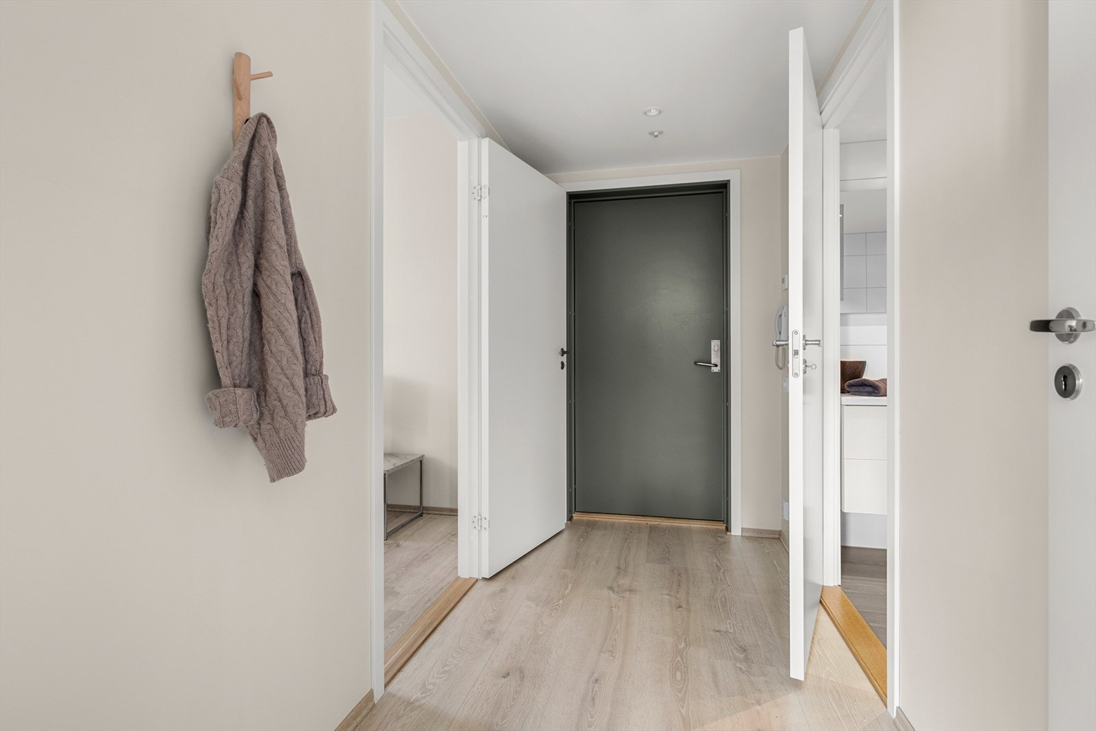 I gangen som er på 4,5 kvm er det også muligheter for oppbevaring Galleribilde