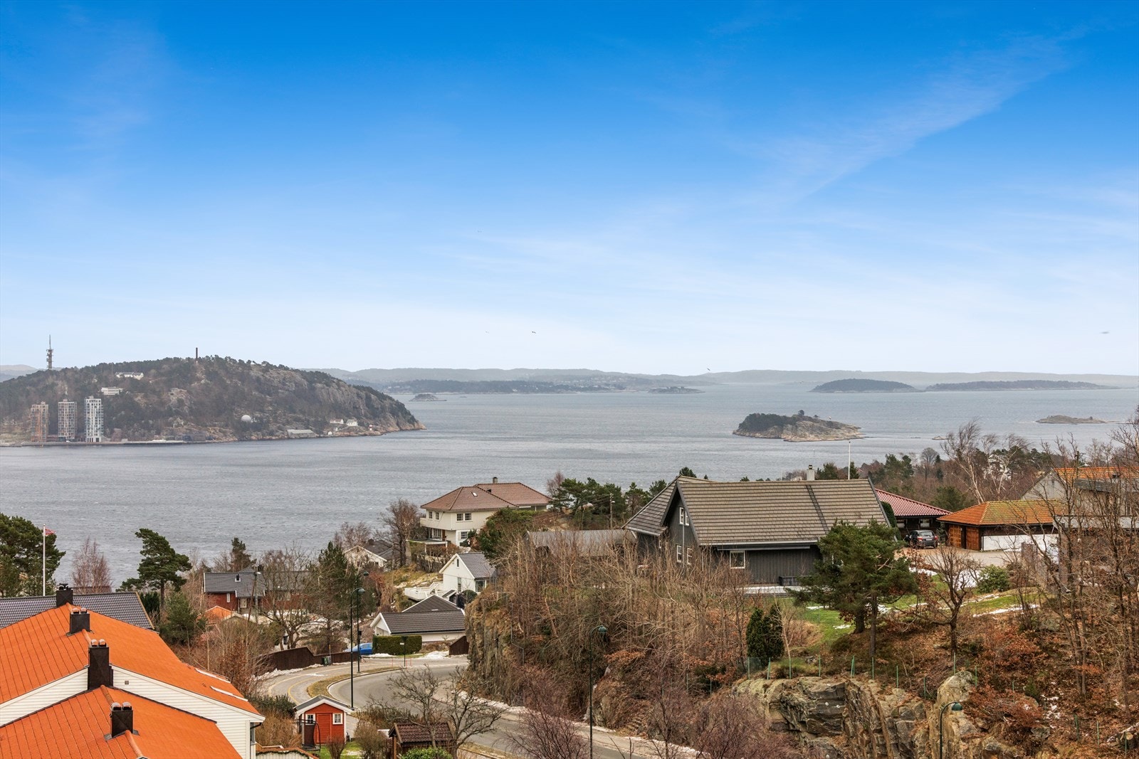 Utsikten fra balkong går ut mot Odderøya og Oksøy fyr Galleribilde