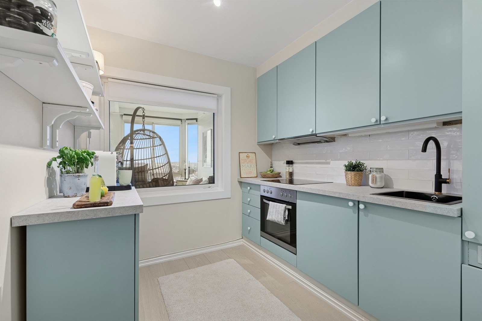 Pent kjøkken med integrerte hvitevarer og god benkeplass Galleribilde