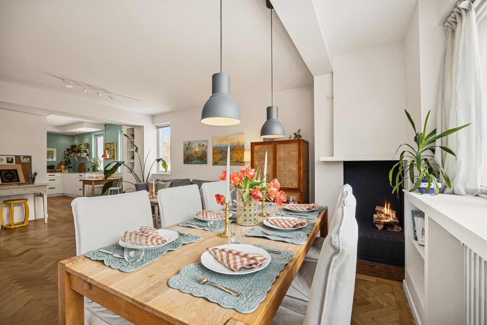 Fin peis i hjørnet av stuen. Dype fine vinduskarmer med snekkerbygget hyller under. Galleribilde