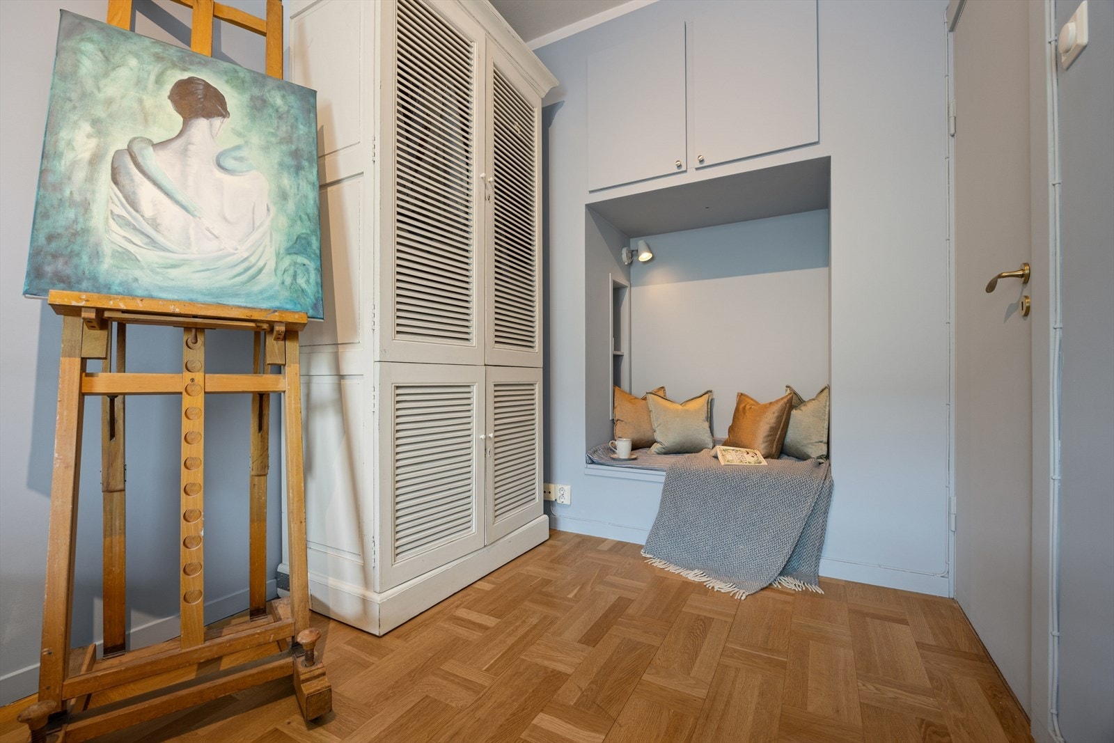 Flott innebygd lesekrok med innebygget hyller ig lagrinsplass under.
Garderobeskap følger med. Galleribilde