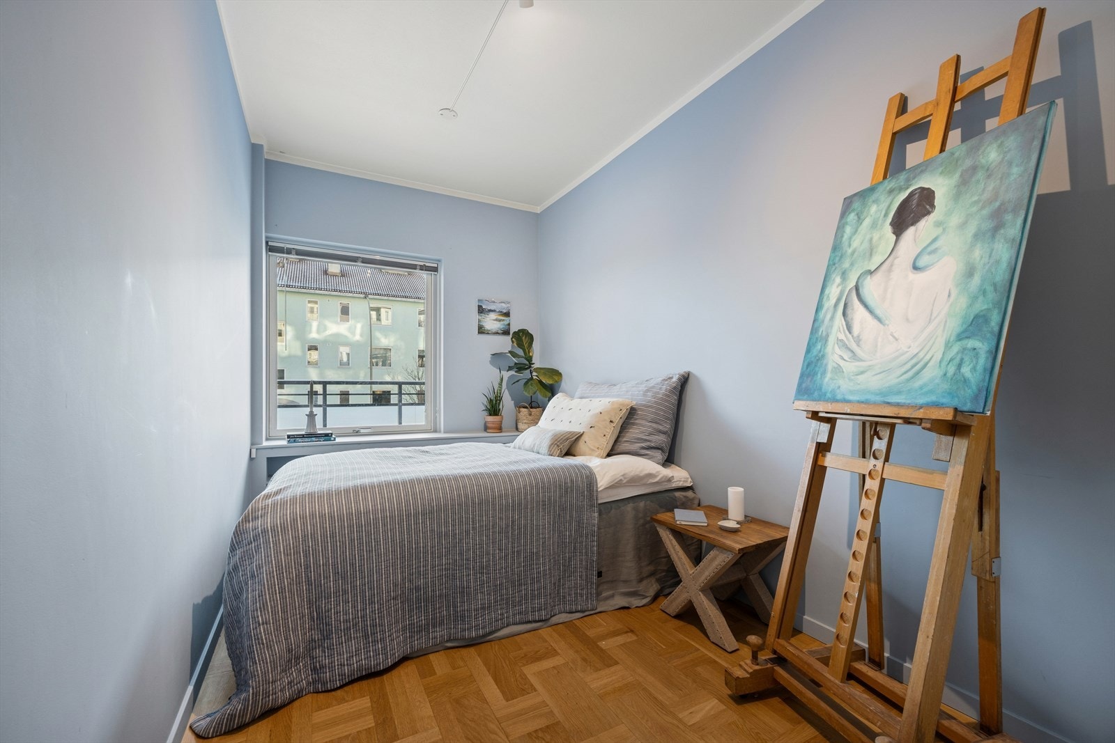 Soverom nr 2 er også av god størrelse. Dyp vinduskarm med snekkerbygget hyller under. Galleribilde