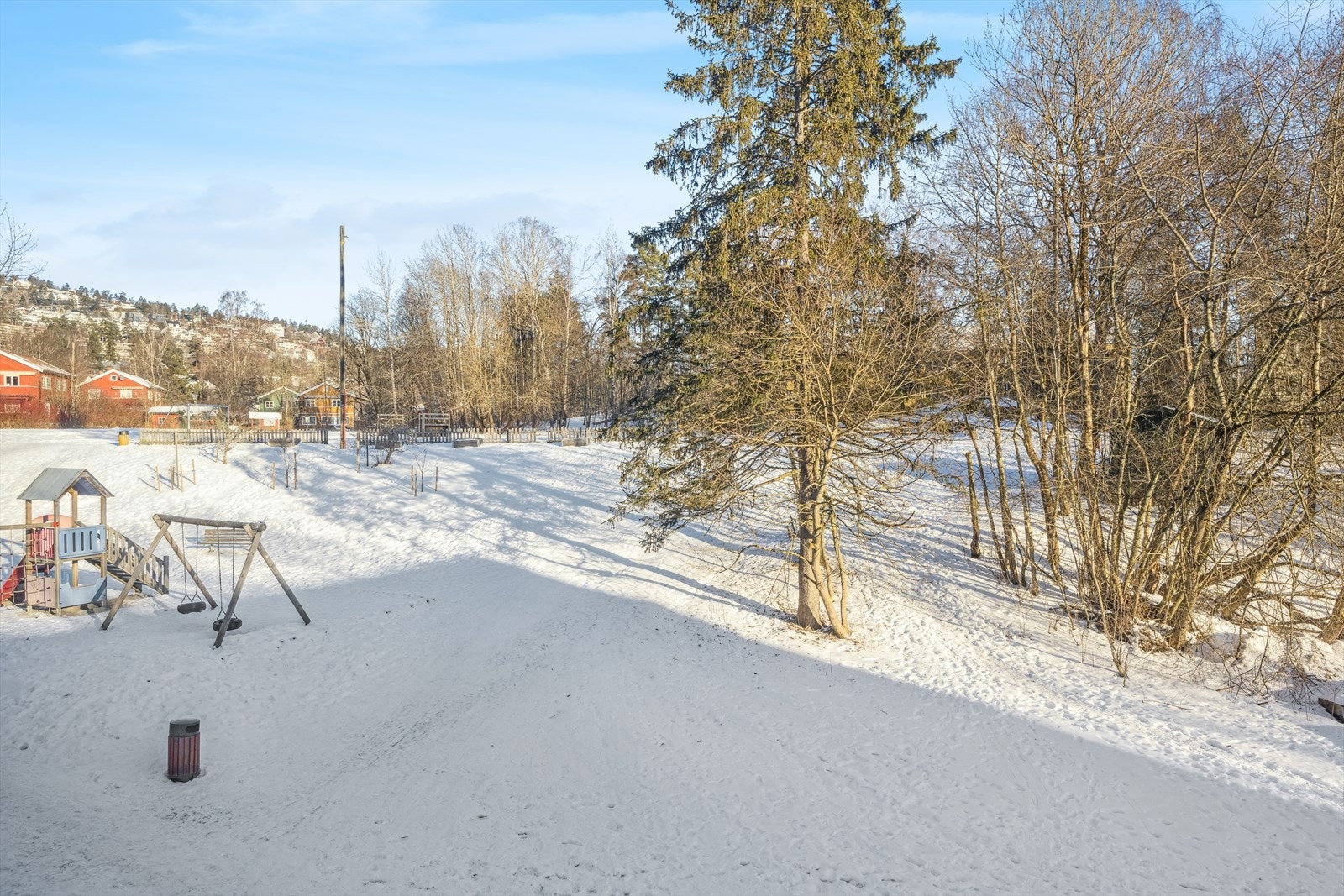 Fint utsyn fra kjøkken.
Gode turmuligheter fra utgangsdøren. Galleribilde