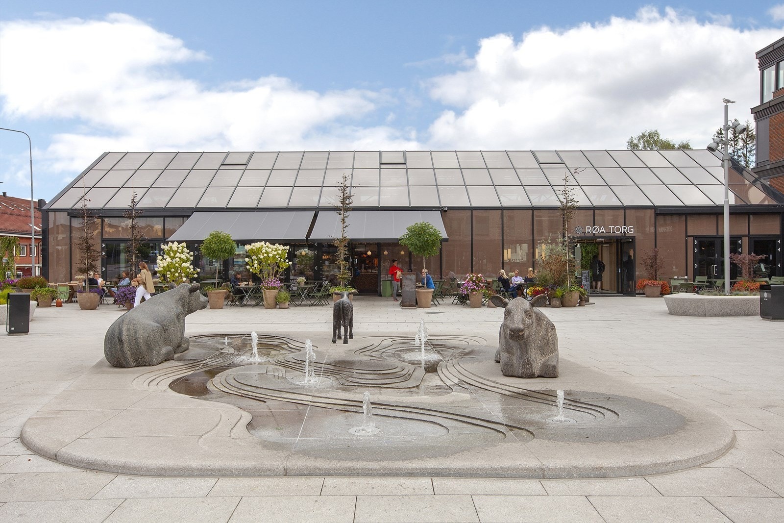 Røa torg med butikker og spisemuligheter Galleribilde