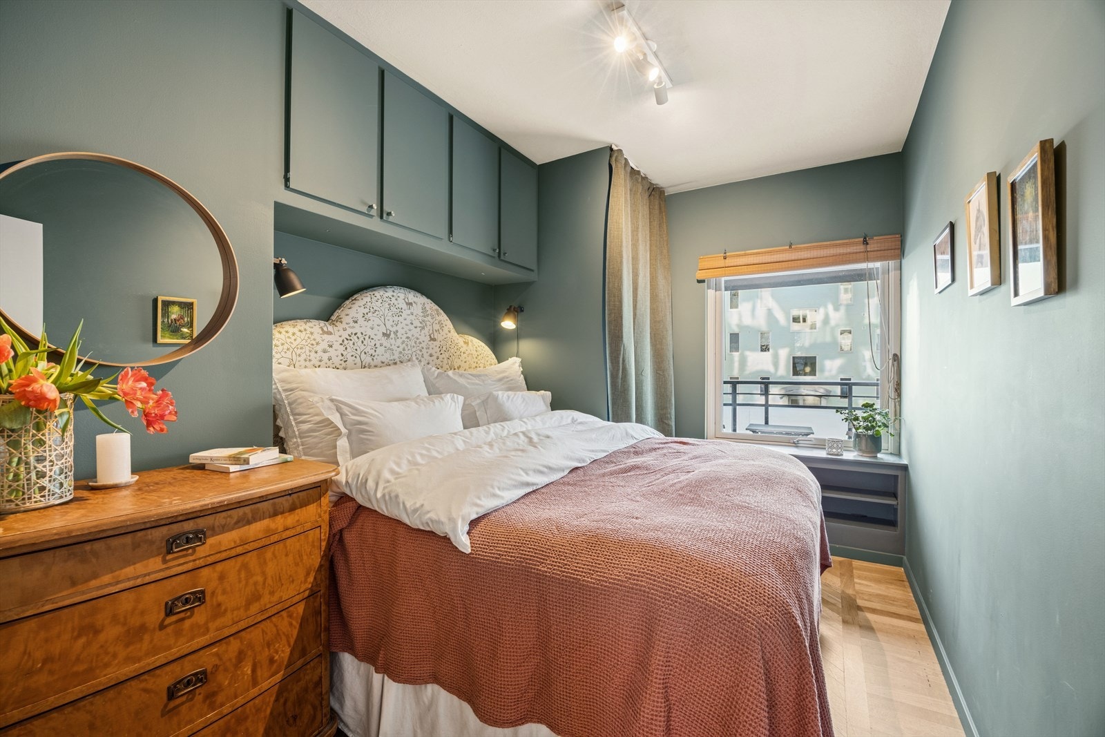 Hovedsoverom med god skapplass både over seng og garderobeskap ved siden av. Galleribilde