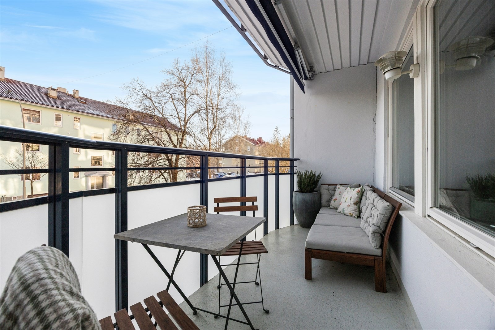 Sydvendt balkong med gode solforhold og med plass til spisebord. Galleribilde