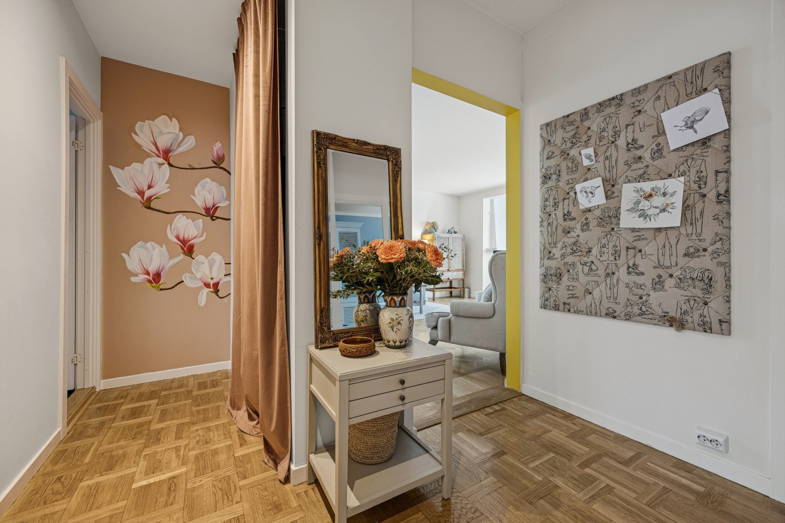 Velkommen inn. Entre/gang med garderobeskap. Galleribilde