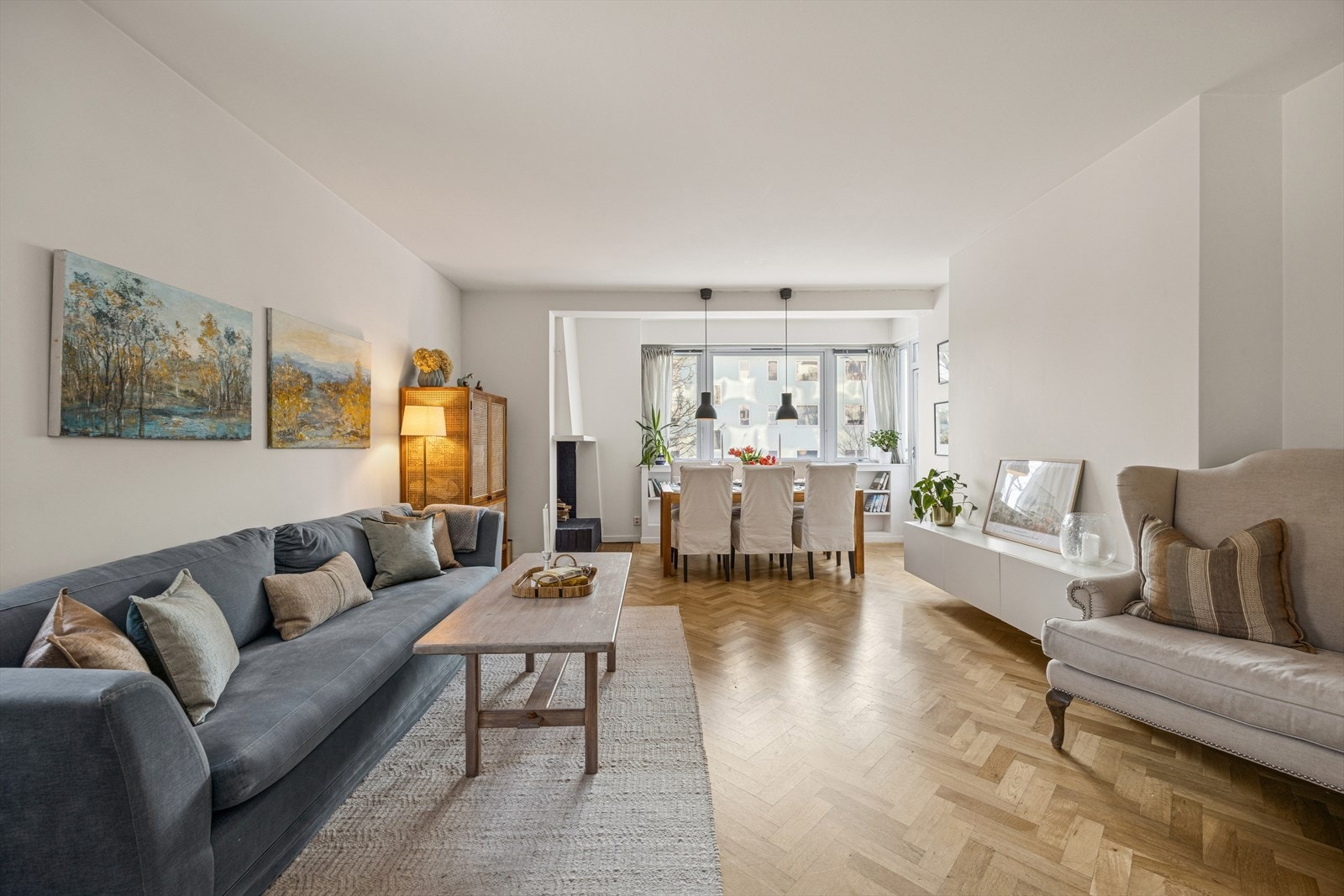 Romslig stue, med gode møbleringsmuligheter. Plass til både stor sofa og spisebord. Galleribilde