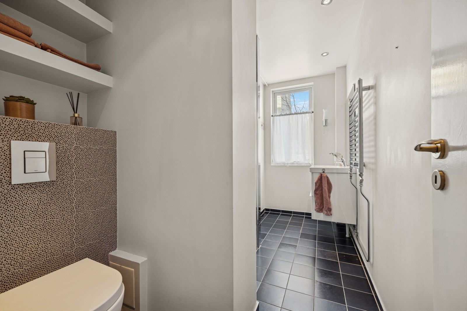 Pent bad med separerte soner. Varmekabler på gulv. Galleribilde