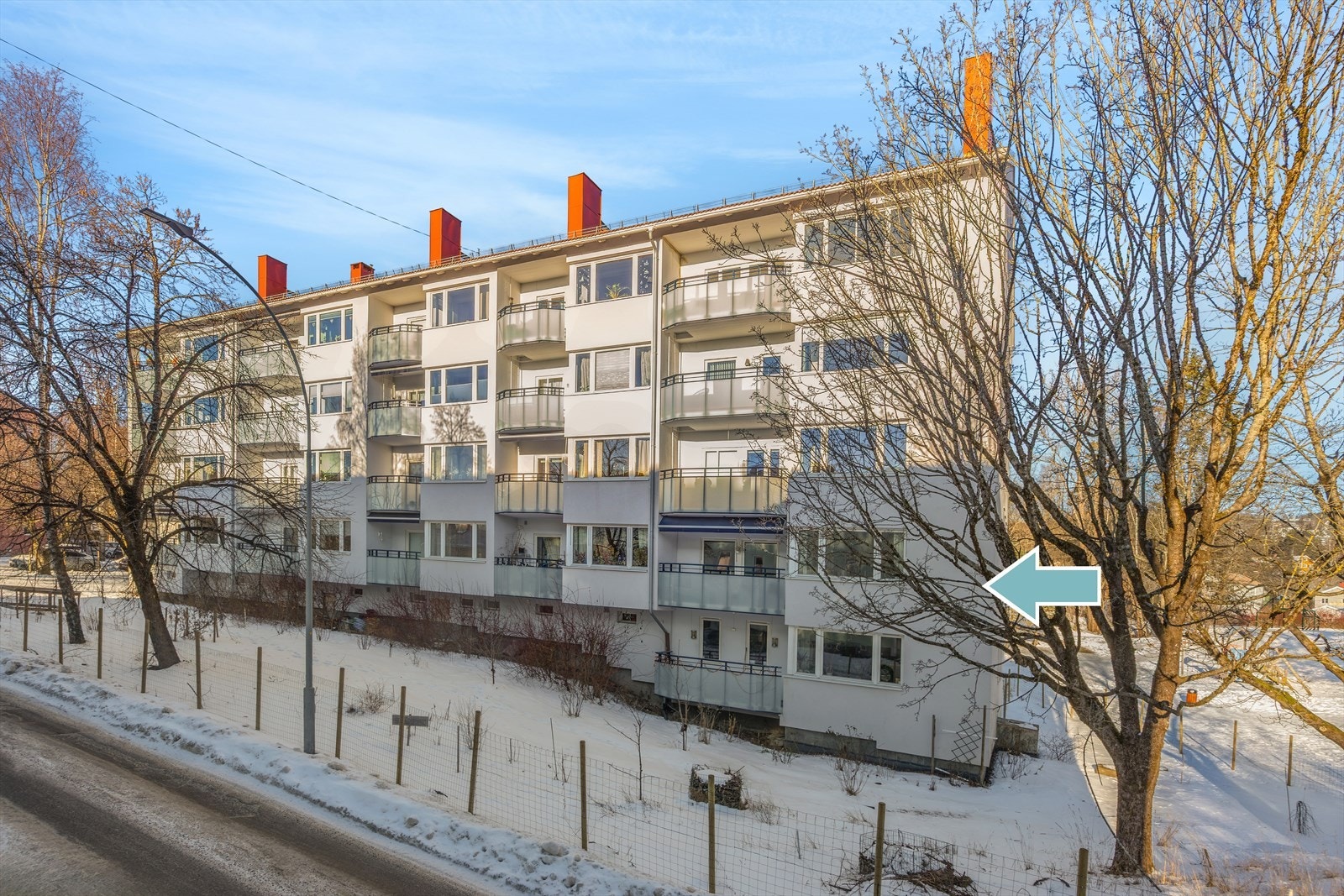 Lekker hjørneleilighet i en høy 1.etasje. Galleribilde