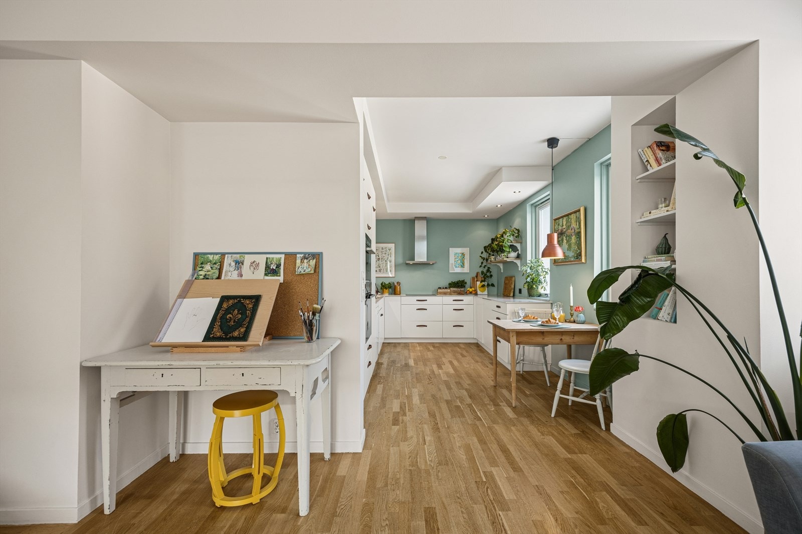 Stue med åpen løsning mot kjøkken. Her er det plass for en hyggelig lesestol, kontor eller bokhyller. Galleribilde