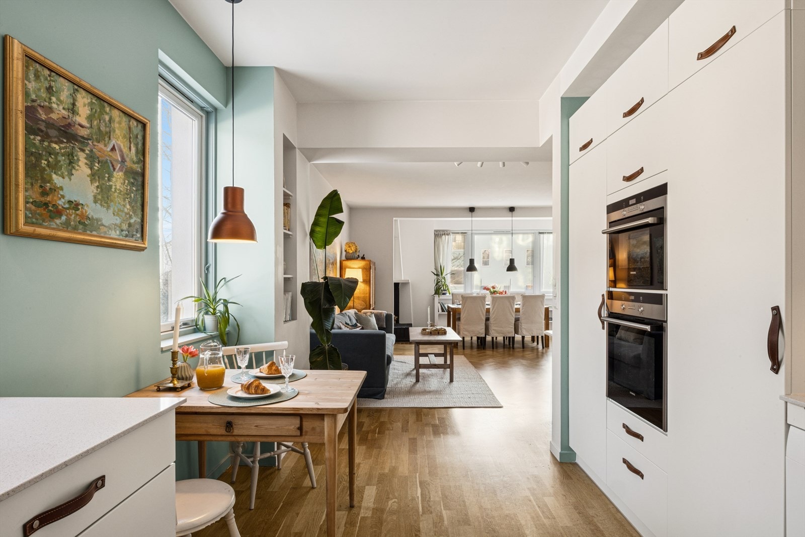 Kjøkken har en god utformning og åpen løsning mot stuen. Galleribilde