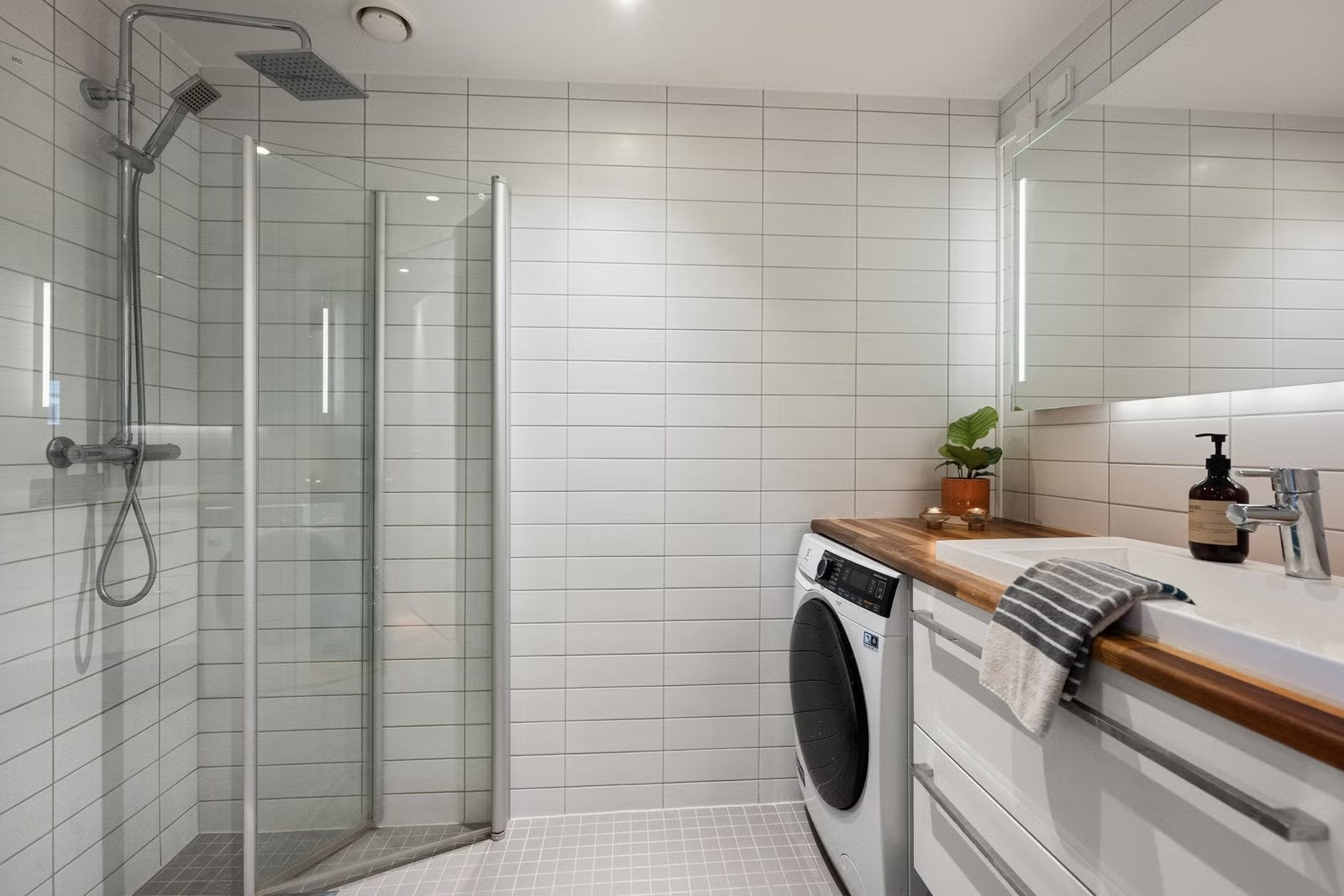 Pent flislagt bad med varmekabler Galleribilde