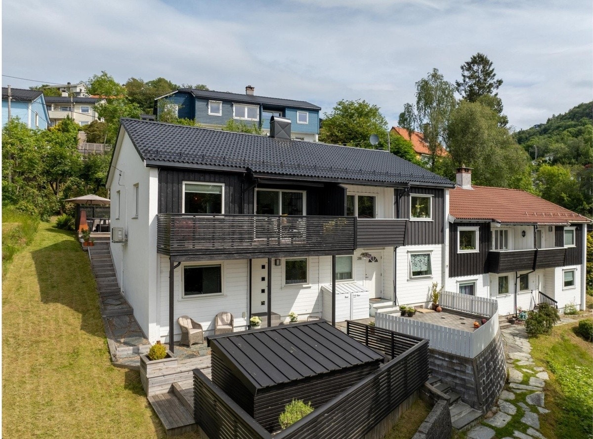 Enderekkehus med inngang til hybel Galleribilde