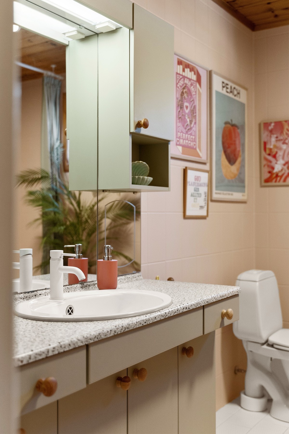 Det er fliser på veggene og gulvet, samt gulvvarme. Galleribilde