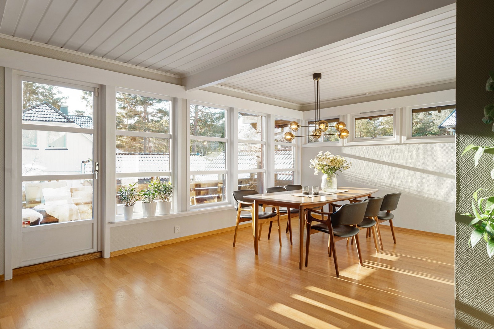 Boligen er opprinnelig oppført i 1988 og går over tre etasjer. Galleribilde