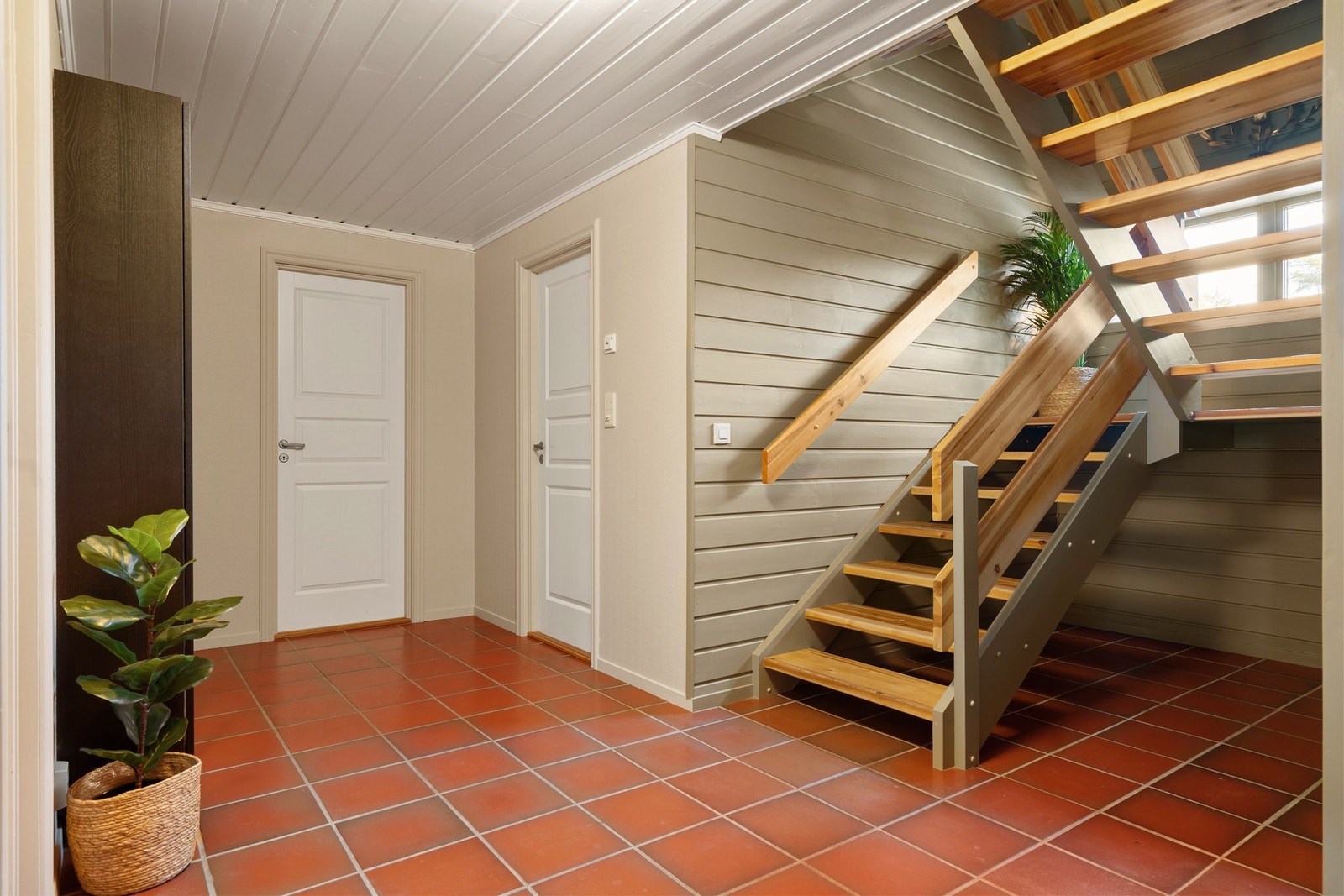 Romslig hall/trapperom. Terracottafliser med gulvvarme er både slitesterkt og praktisk. Galleribilde