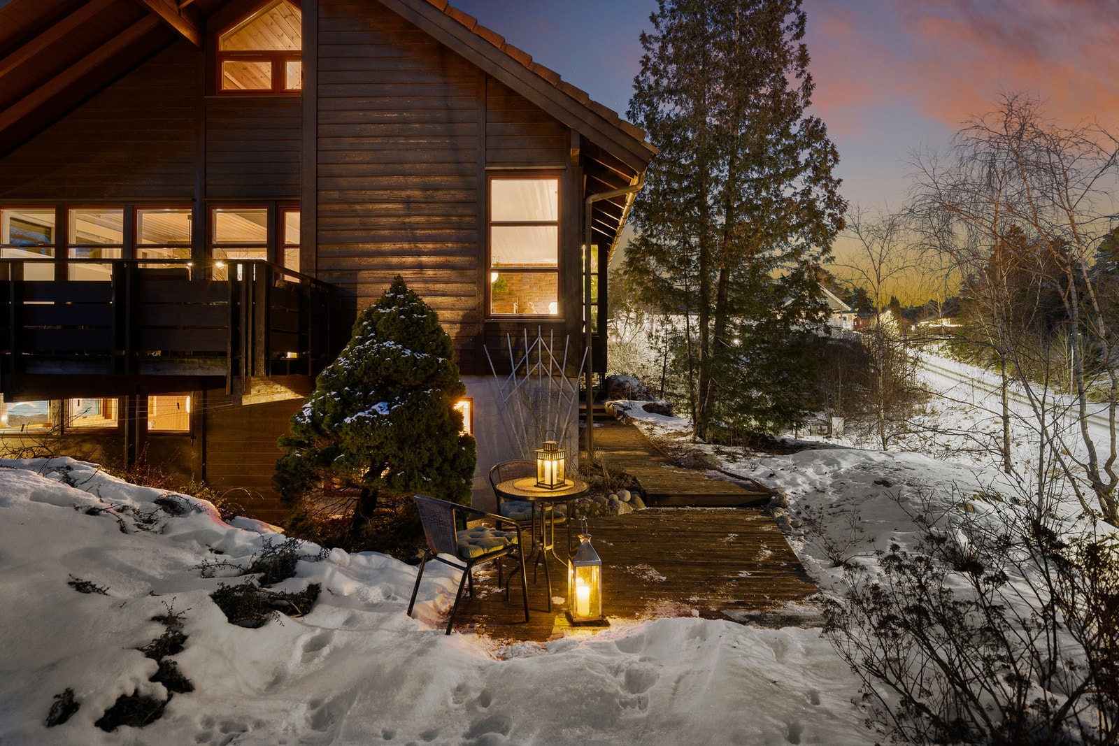 En fin og innholdsrik villa med lettstelt naturtomt. Galleribilde