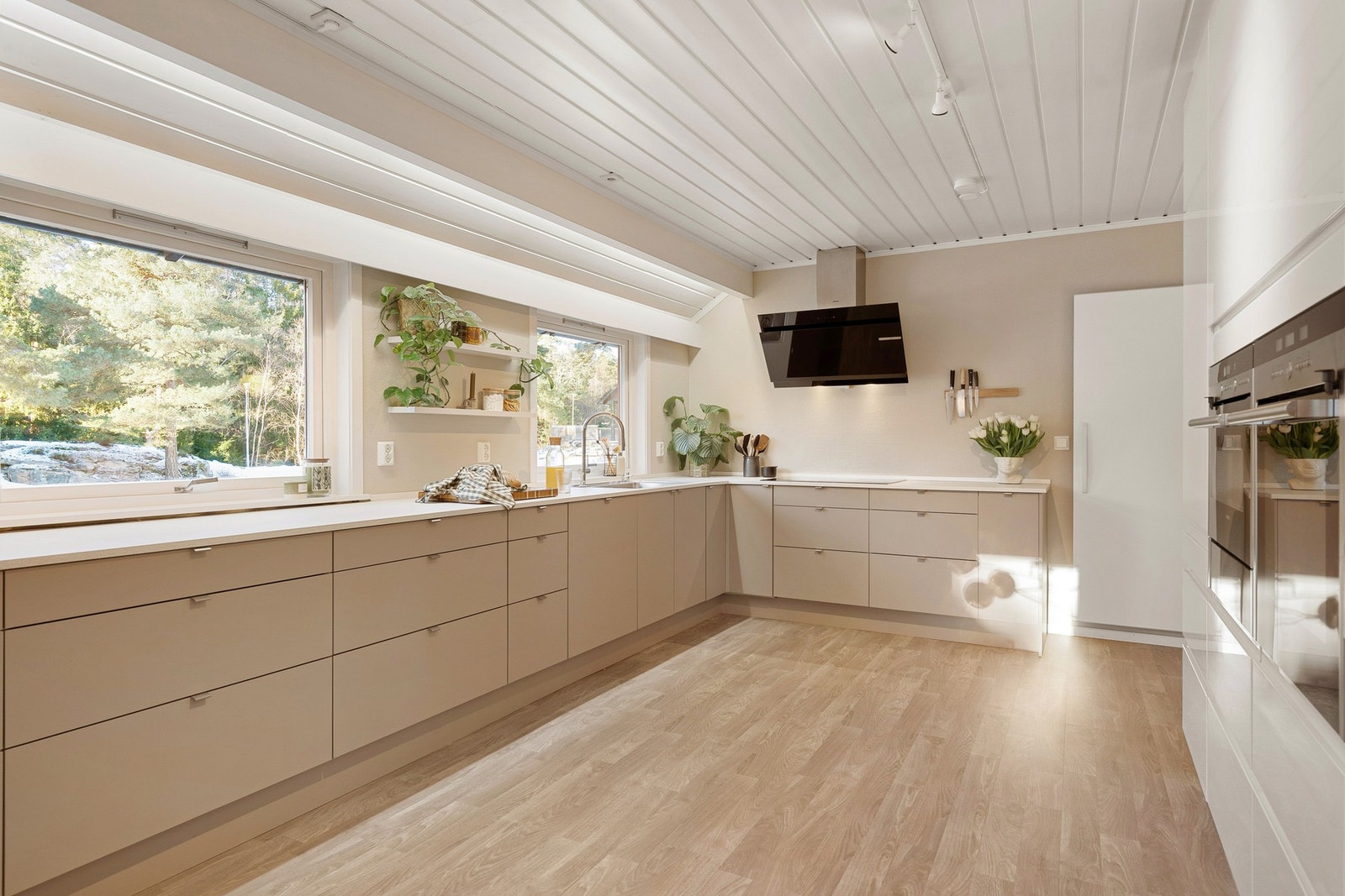 Det er plassbygd kjølerom på kjøkkenet. Aggregatet var nytt i 2021. Galleribilde