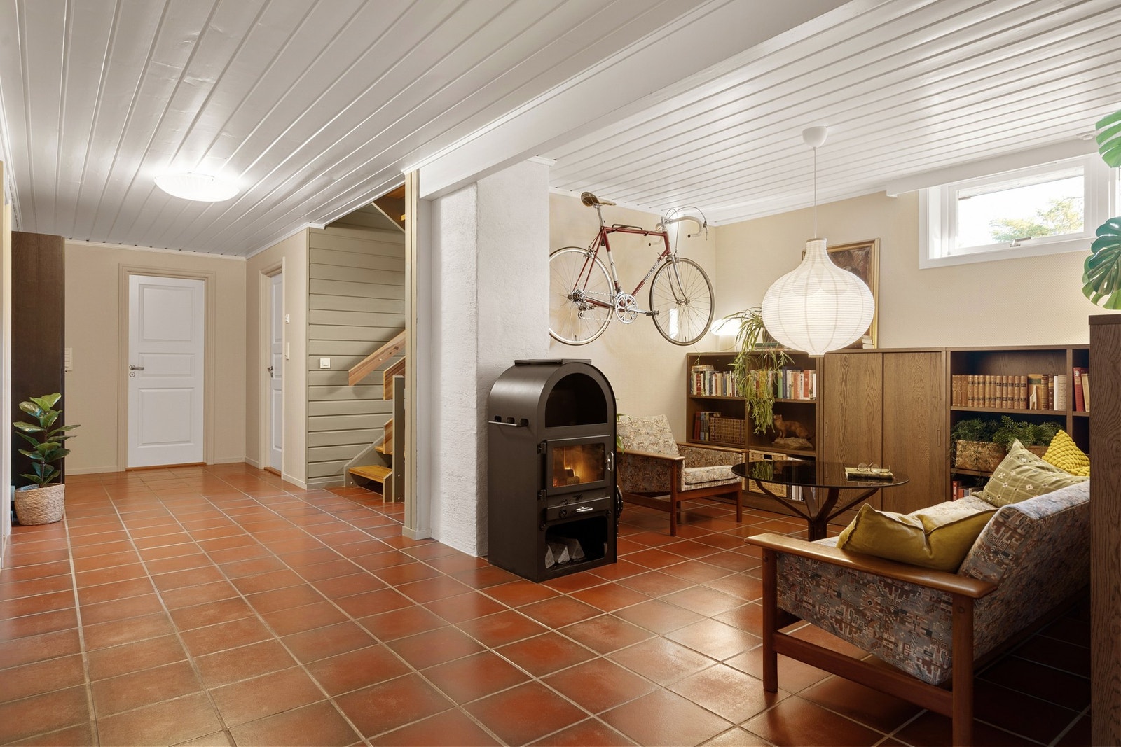 1. etasje innehar vindfang, hall m/trapp, to soverom, garderobe/bod, bad med badstue og vaskerom. Galleribilde