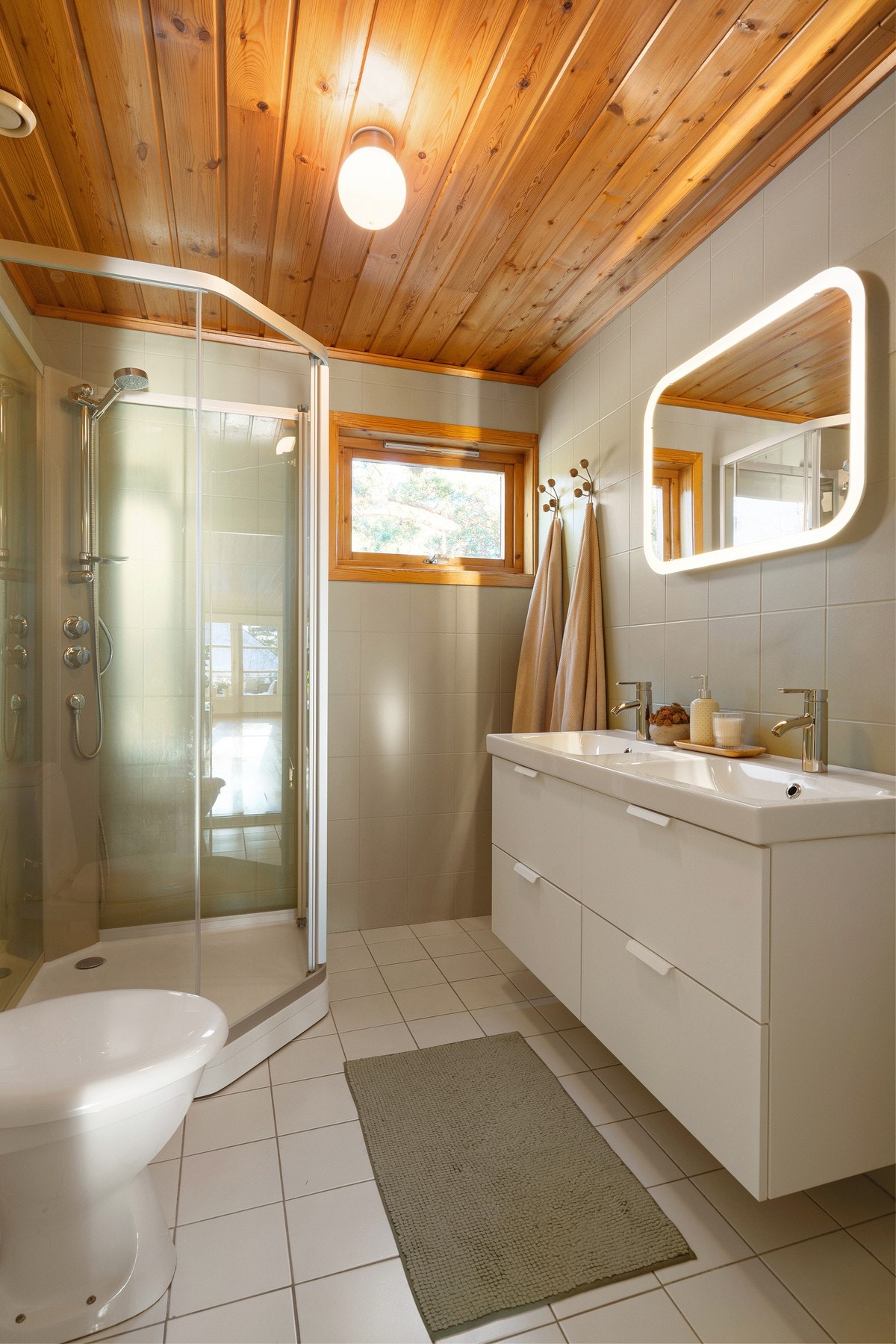 Baderom i 2. etasje. Det er fliser på veggene og gulvet, samt gulvvarme. Baderomsinnredning og dusjkabinett er fra 2022. Galleribilde