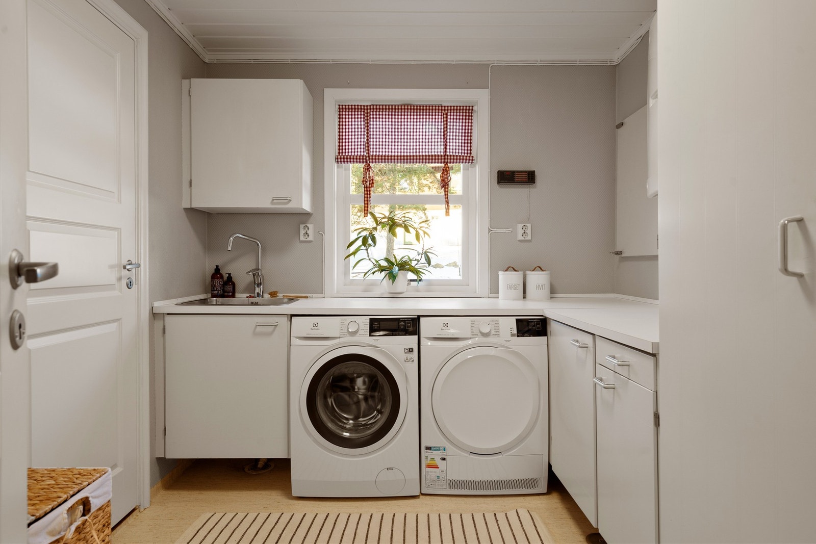 Praktisk vaskerom i 1. etasje. Det er montert benk med skap og utslagsvask. Galleribilde