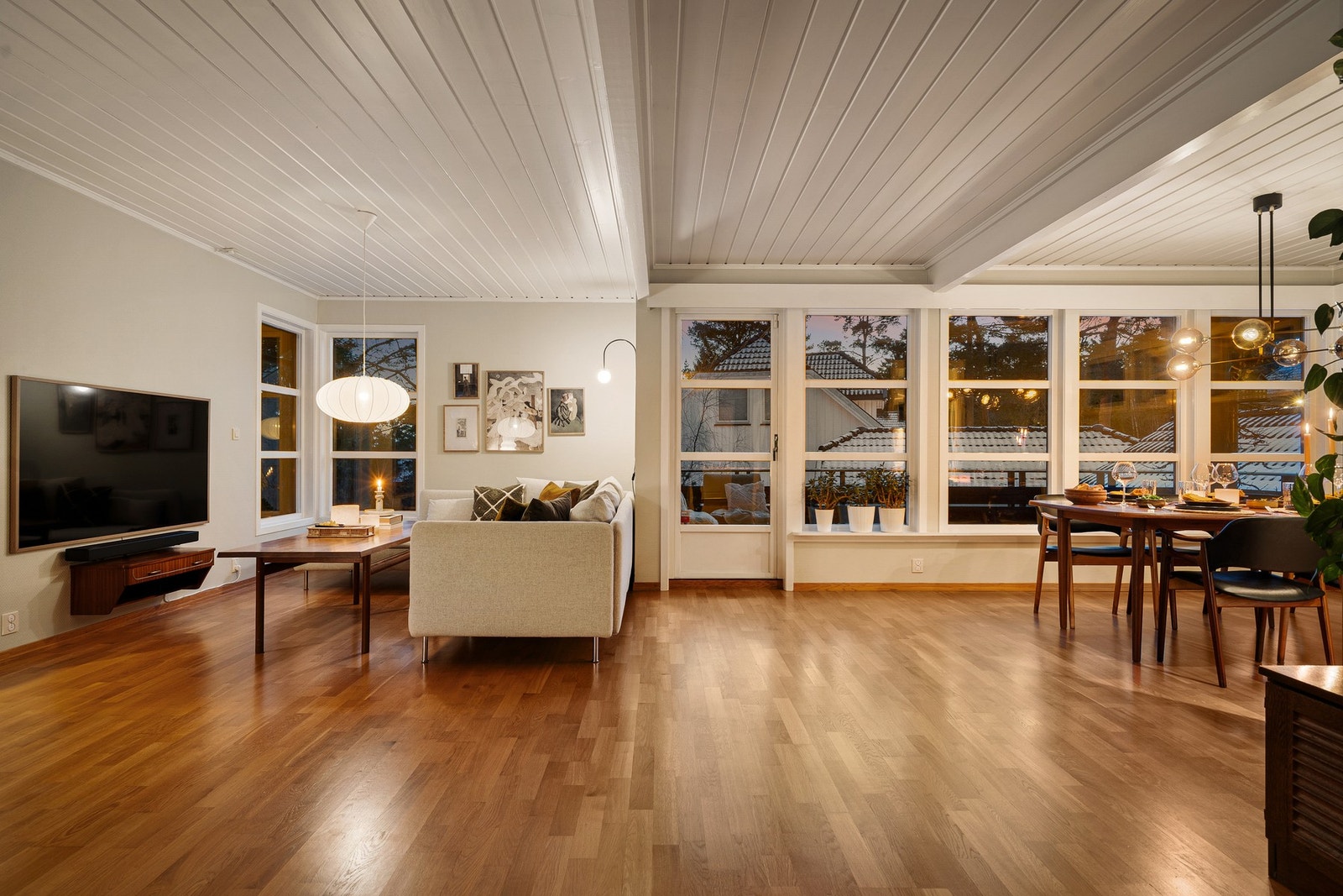 2. etasje innehar kjøkken med kjølerom, stue/spisestue, soverom, walk-in closet og bad. Galleribilde