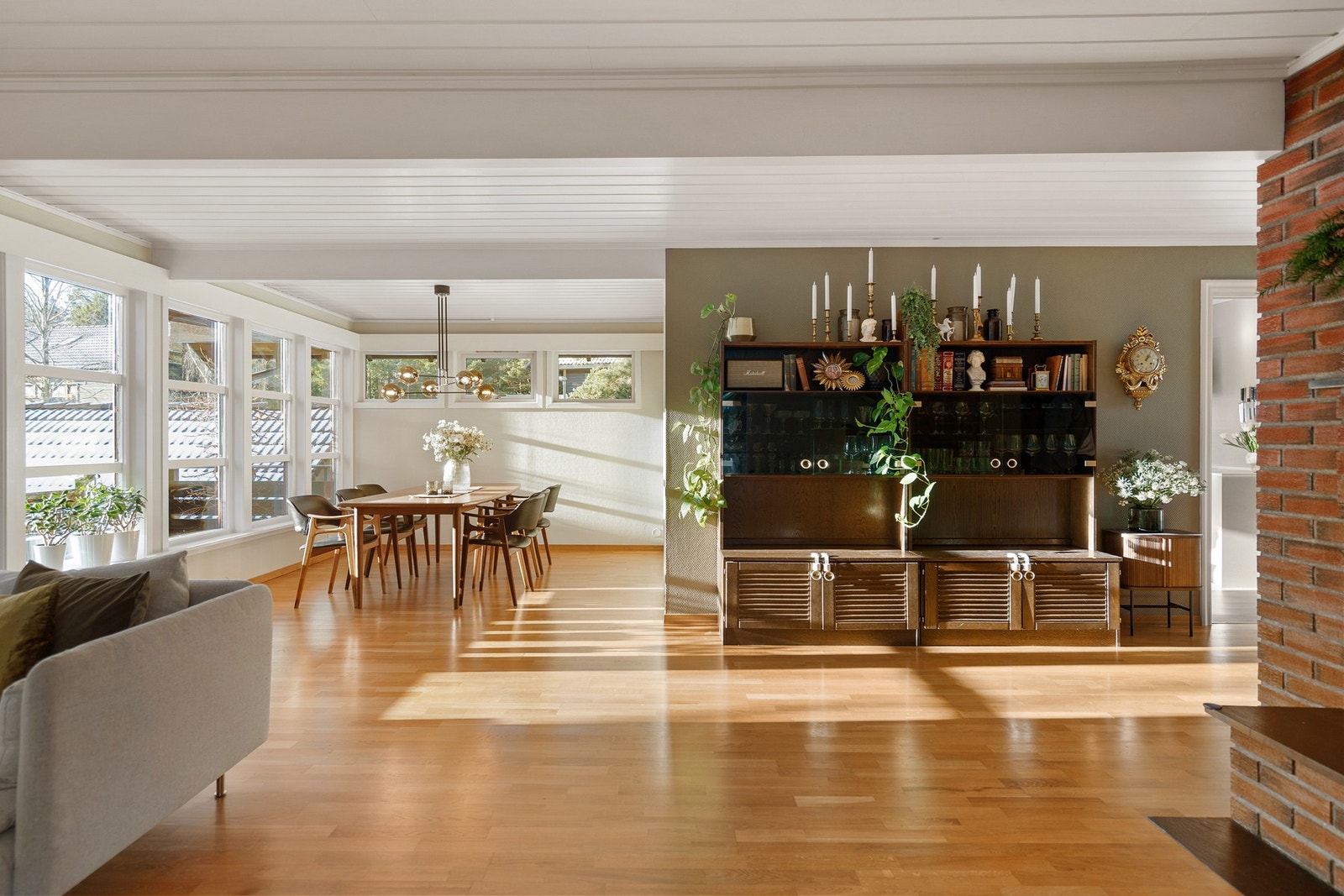 Overflatene er generelt godt vedlikeholdt, og har liten bruksslitasje i henhold til alder. Galleribilde