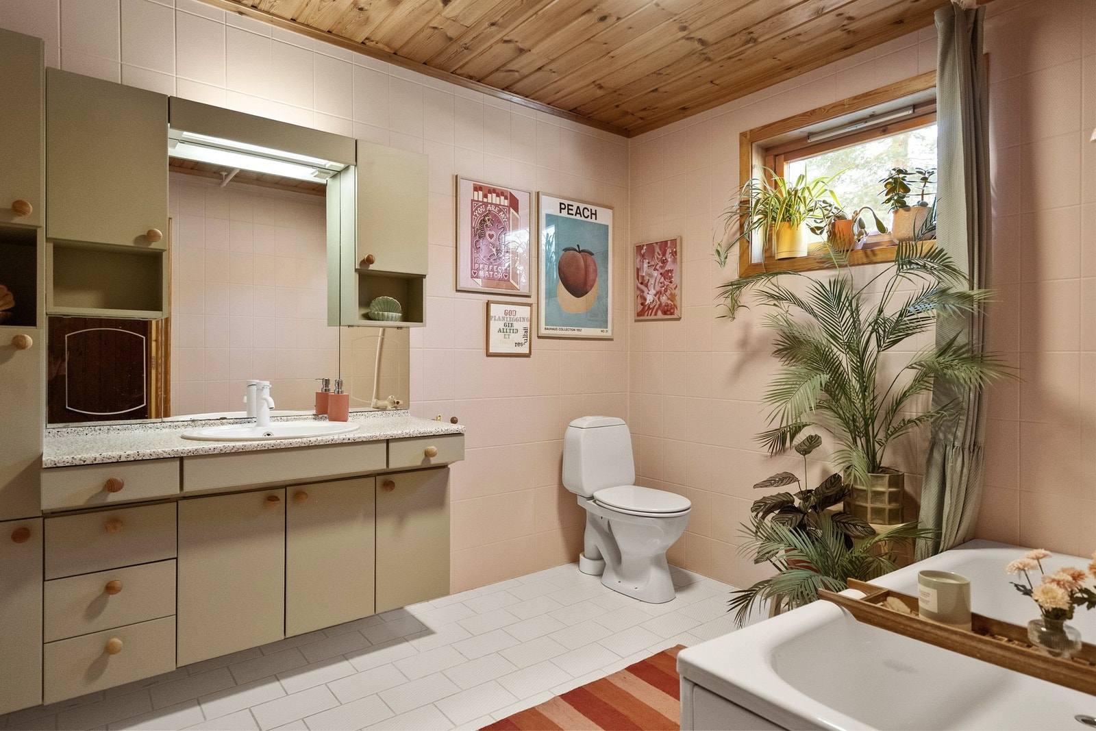 Baderom i 1. etasje er fra byggeår. Badet har baderomsinnredning, badekar og gulvklosett. Galleribilde