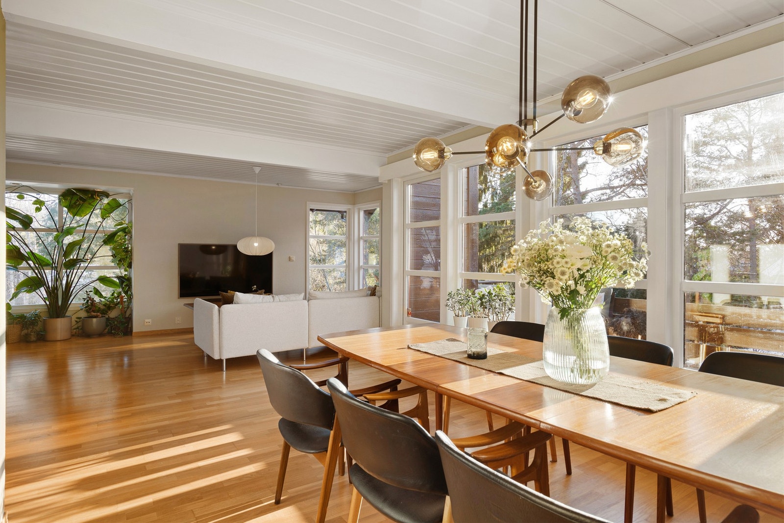 I 2. etasje er det eikeparkett i god stand med gulvvarme i stue/spisestue og gang. Galleribilde