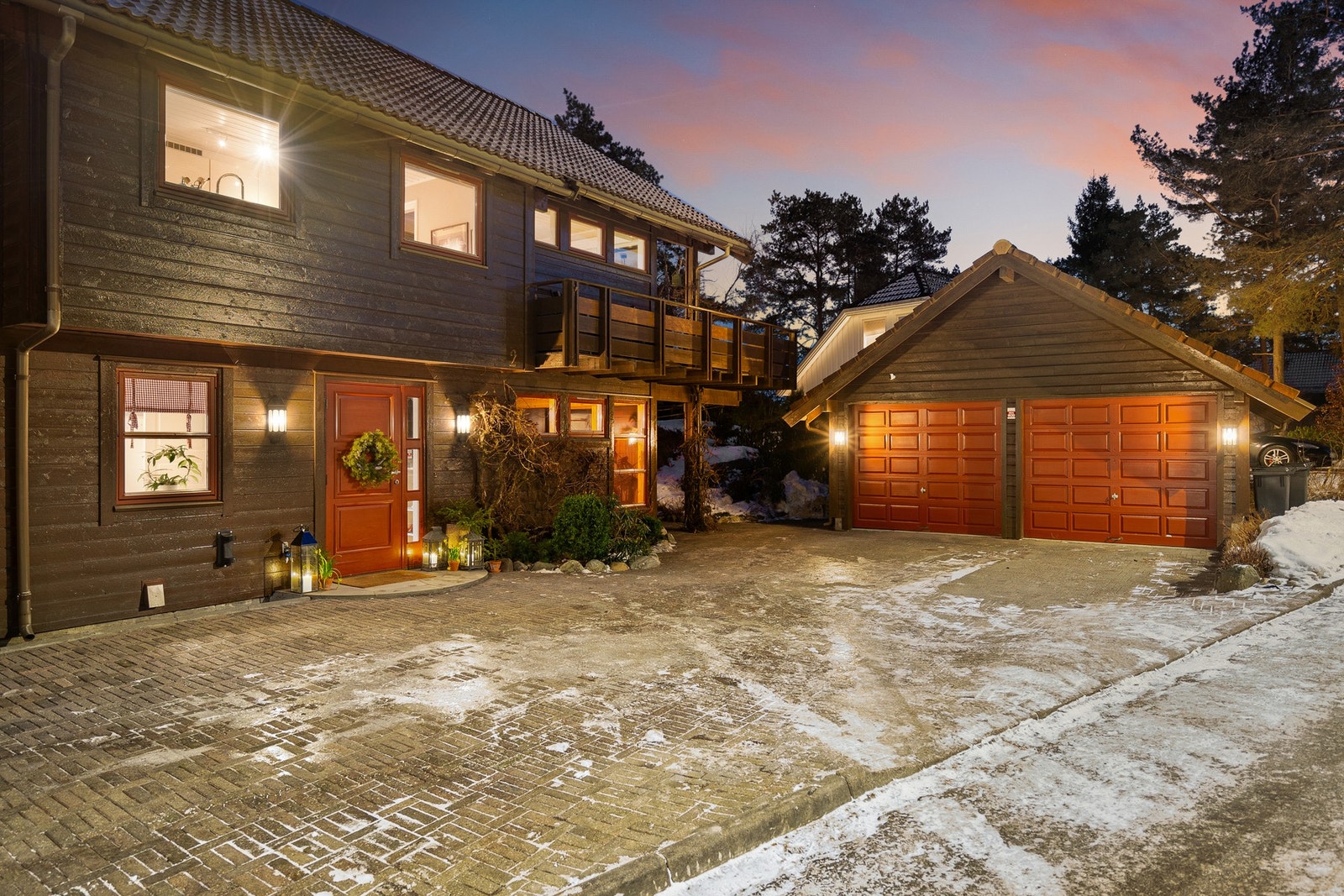 Dobbel garasje oppført i 1989. Galleribilde